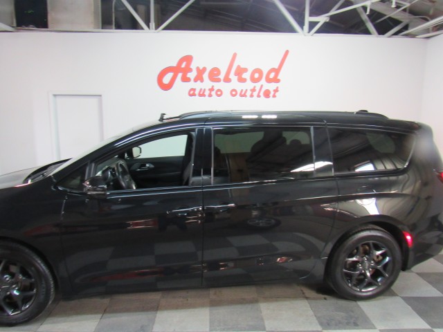 2019 Chrysler Pacifica Limited in Cleveland