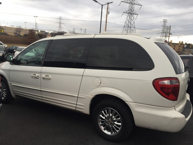 2001 Chrysler Town & Country Limited for sale at Mull's Auto Sales
