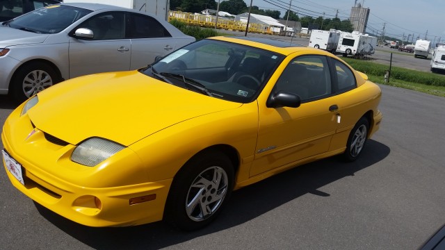 2002 Pontiac Sunfire SE coupe for sale at Mull's Auto Sales